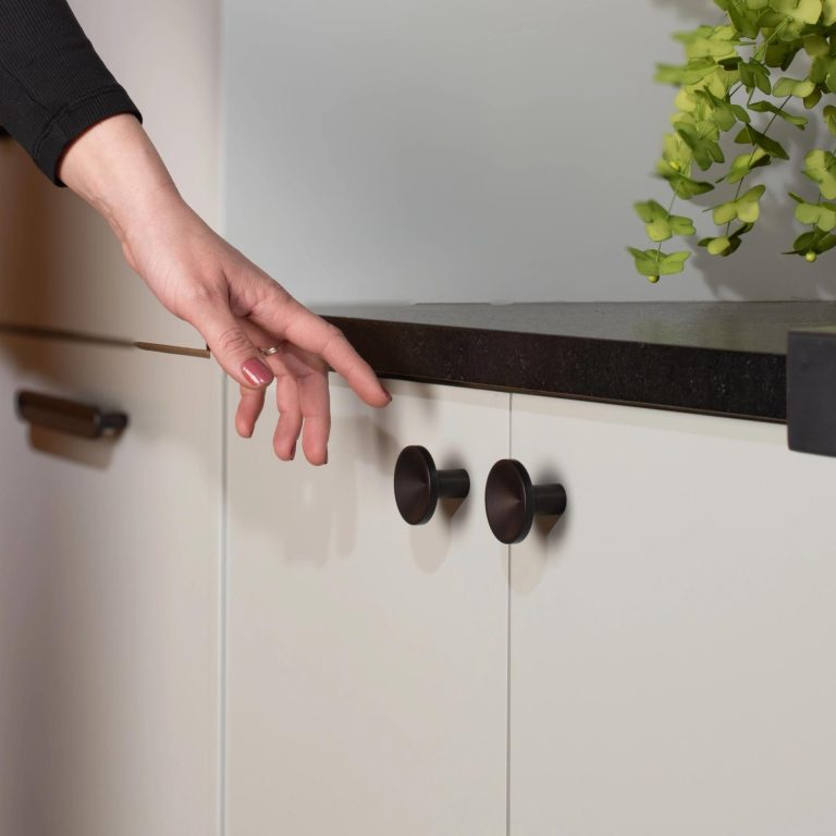 How to Pick Kitchen Cabinet Hardware