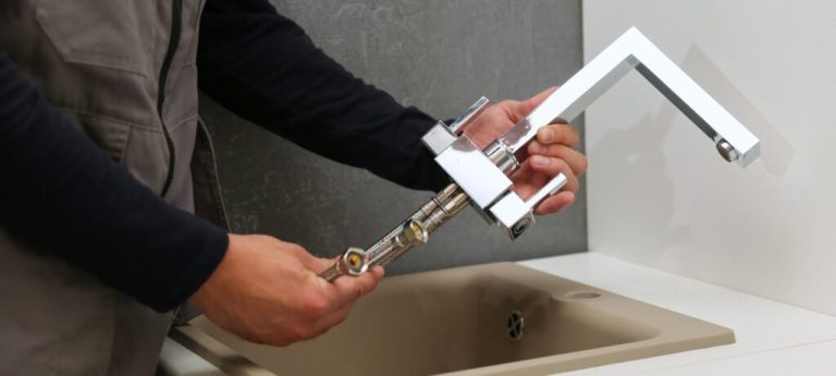 How to Tighten the Kitchen Sink Faucet